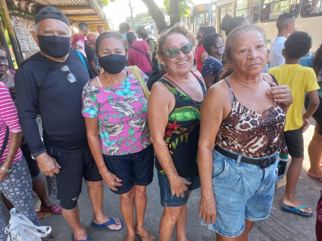 O grupo de aposentados se programou para passar o feriado no Chapéu Virado e elogiou a organização e grande oferta de ônibus.
