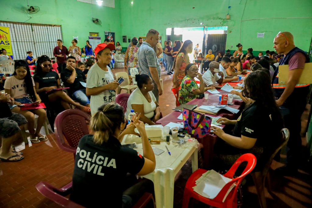 Dezenas de pessoas chegaram cedo ao centro comunitário das Castanheiras, no Curió Utinga, na manhã deste sábado, 11, para atendimento em mais uma ação de cidadania organizada pela Prefeitura de Belém, por meio da Semob