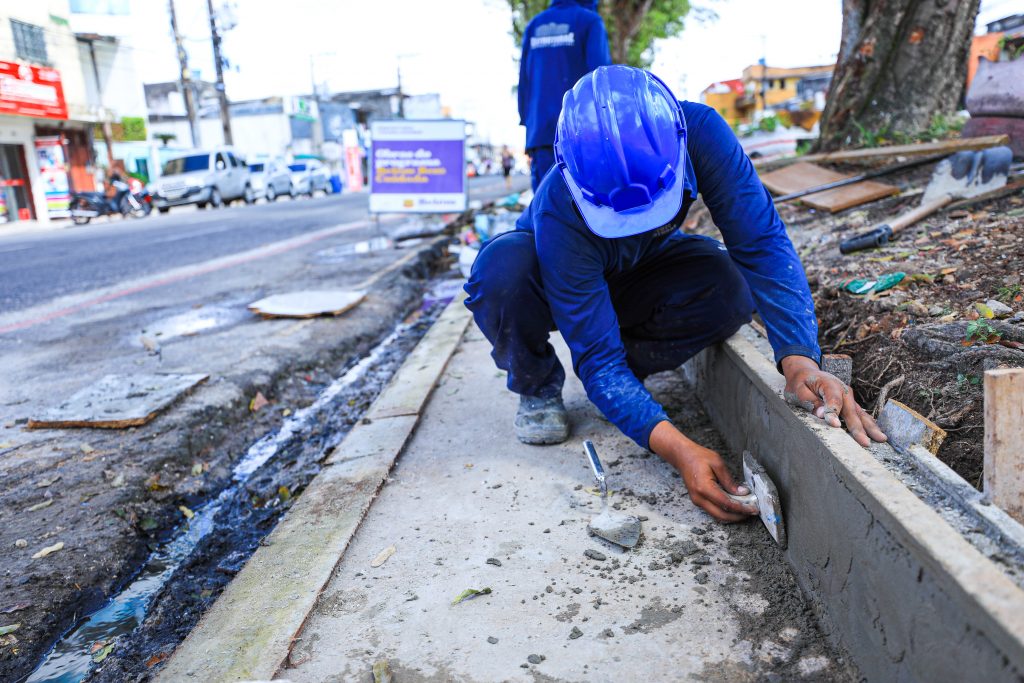 Trabalhadores da Secretaria Municipal de Saneamento estão aplicando asfalto novo e de qualidade para sanar o problema dos buracos e desníveis na pavimentação da Avenida Dr.Freitas.