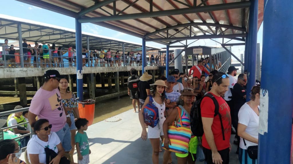 Movimentação no embarque para Cotijuba no trapiche de Icoaraci foi intensa na manhã deste domingo, 10