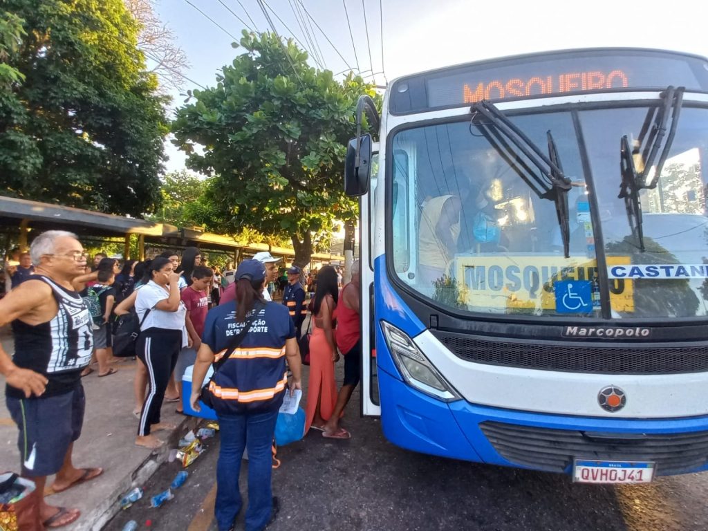A Prefeitura, por meio da Semob, reforçou o número de ônibus para atender o grande número de pessoas que seguiu para Mosqueiro