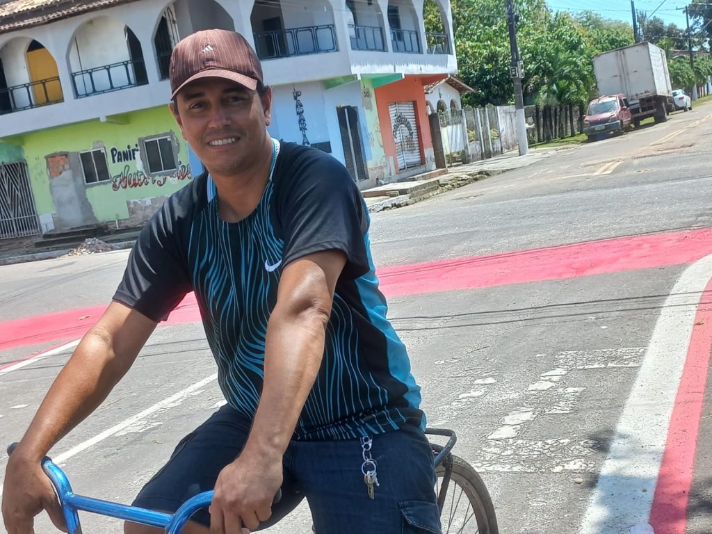 Max Magno vai trabalhar de bicicleta e afirma que com a ciclofaixa o percurso ficou mais seguro