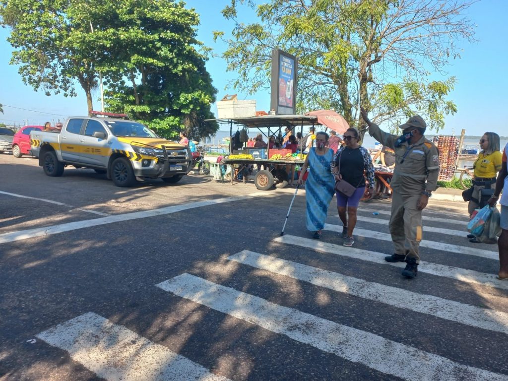 Agentes de trânsito garantiram a fluidez e a segurança de pedestre no acesso ao trapiche de Icoaraci