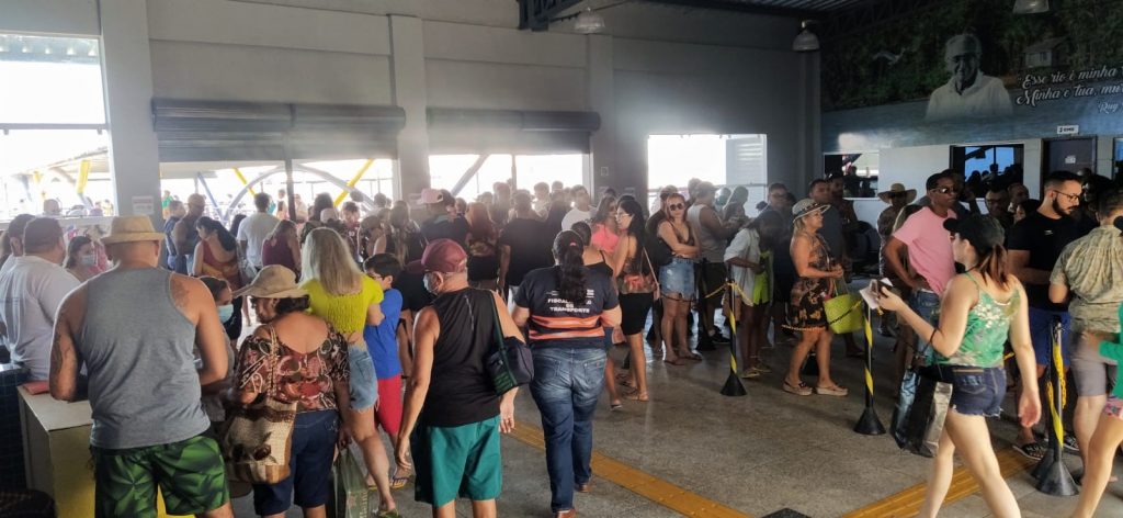 Grande movimentação na fila para comprar passagens para a ilha do Combu, no Terminal Hidroviário Ruy Barata.