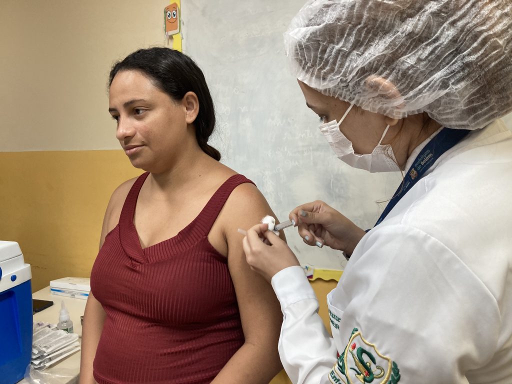 A dona de casa Ângela dos Santos aproveitou a ação para tomar a vacina contra covid-19
