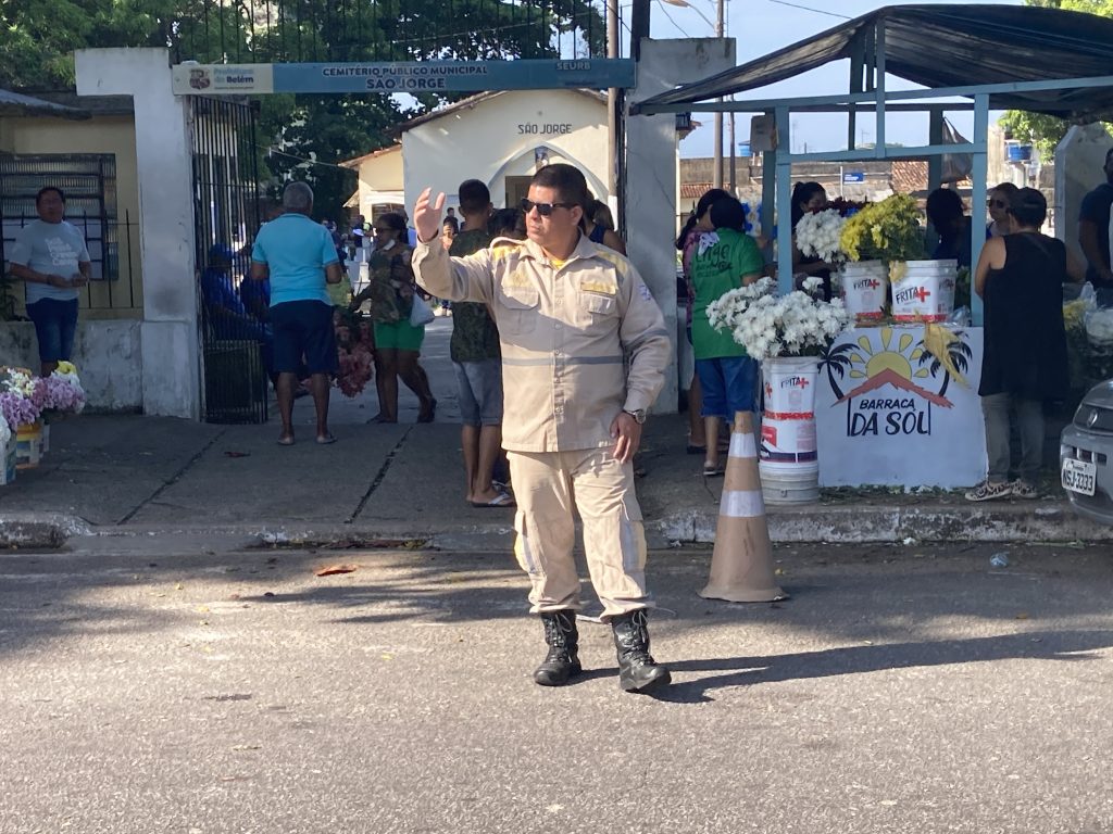 O agente de trânsito Luciano diz que nem o comércio da Tavares Bastos afeta a calmaria dos visitantes no São Jorge durante o Dia dos Pais