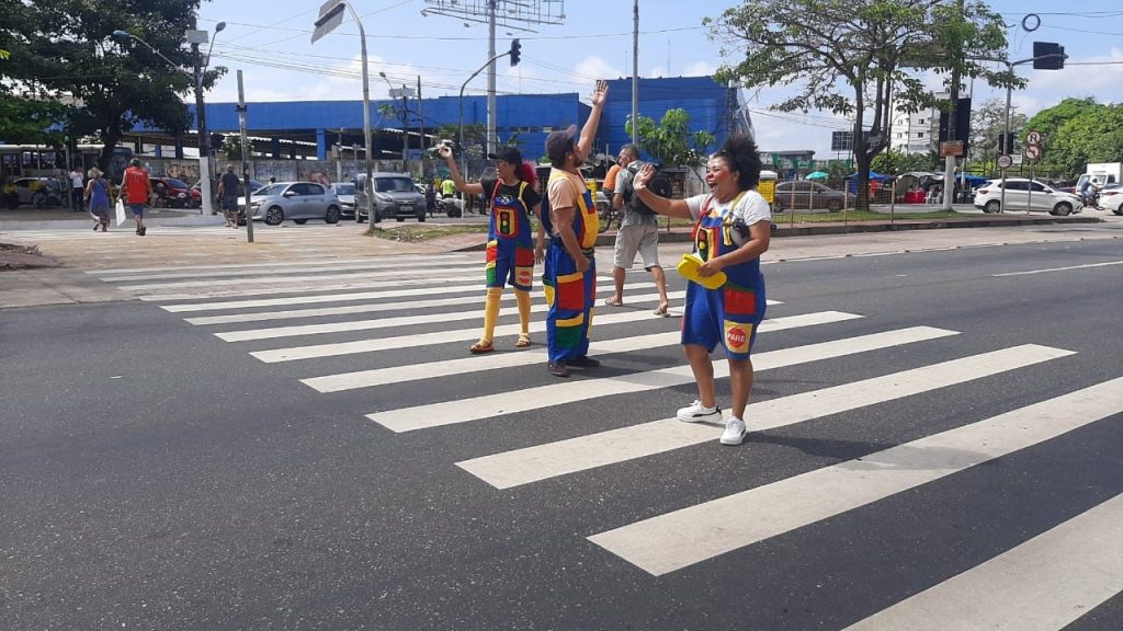 Na manhã desta segunda-feira, 19, arte-educadores encenaram esquetes em uma faixa de segurança na avenida Almirante Barroso