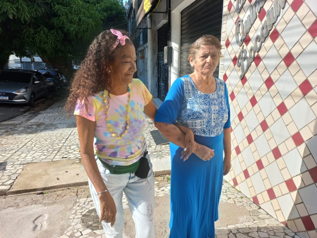 A médica Creusa Bonateli e a cuidadora Maria de Fatima Santos