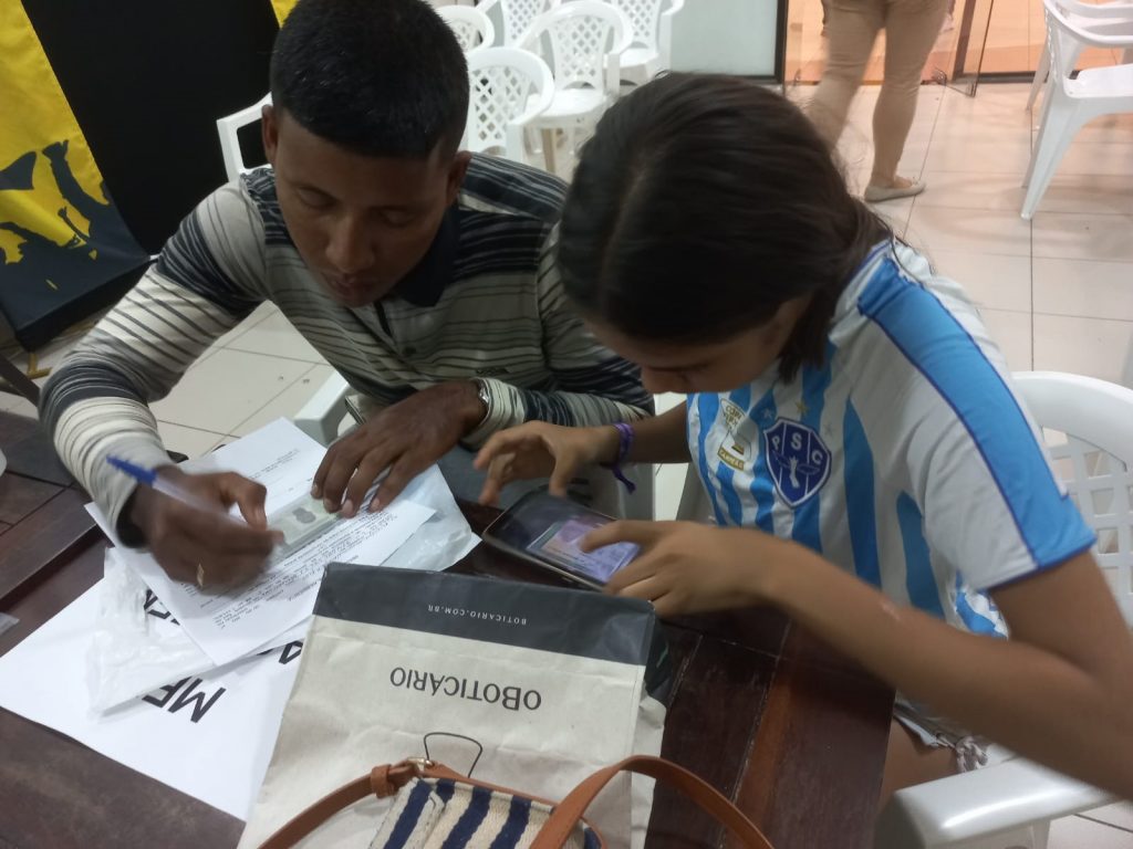 Elizabeth Adrya Castro Farias, 14, e o pai dela, o carpinteiro Elielson Gonçalves Farias, foram os últimos a chegar e conseguiram atendimento.