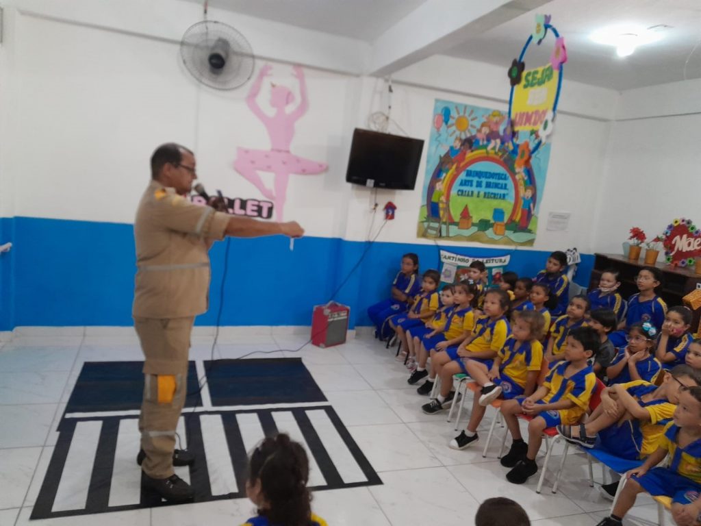 As crianças participaram, primeiramente, de uma palestra feita pelo agente de educação, Ercio Costa.