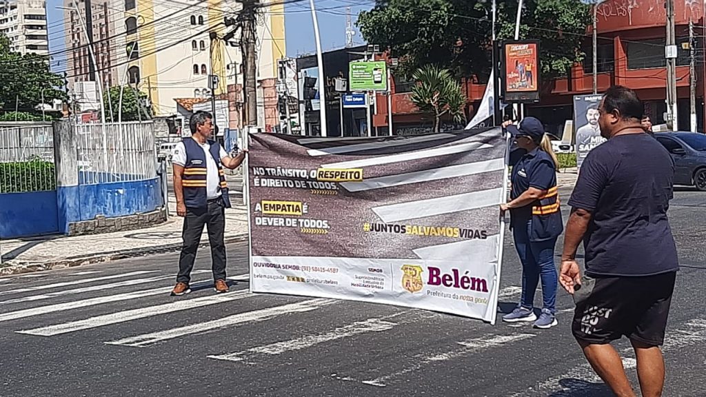 Na manhã desta quarta-feira, 21, arte educadores e agentes de educação da Semob fizeram ação na faixa de pedestre da avenida Almirante Tamandaré
