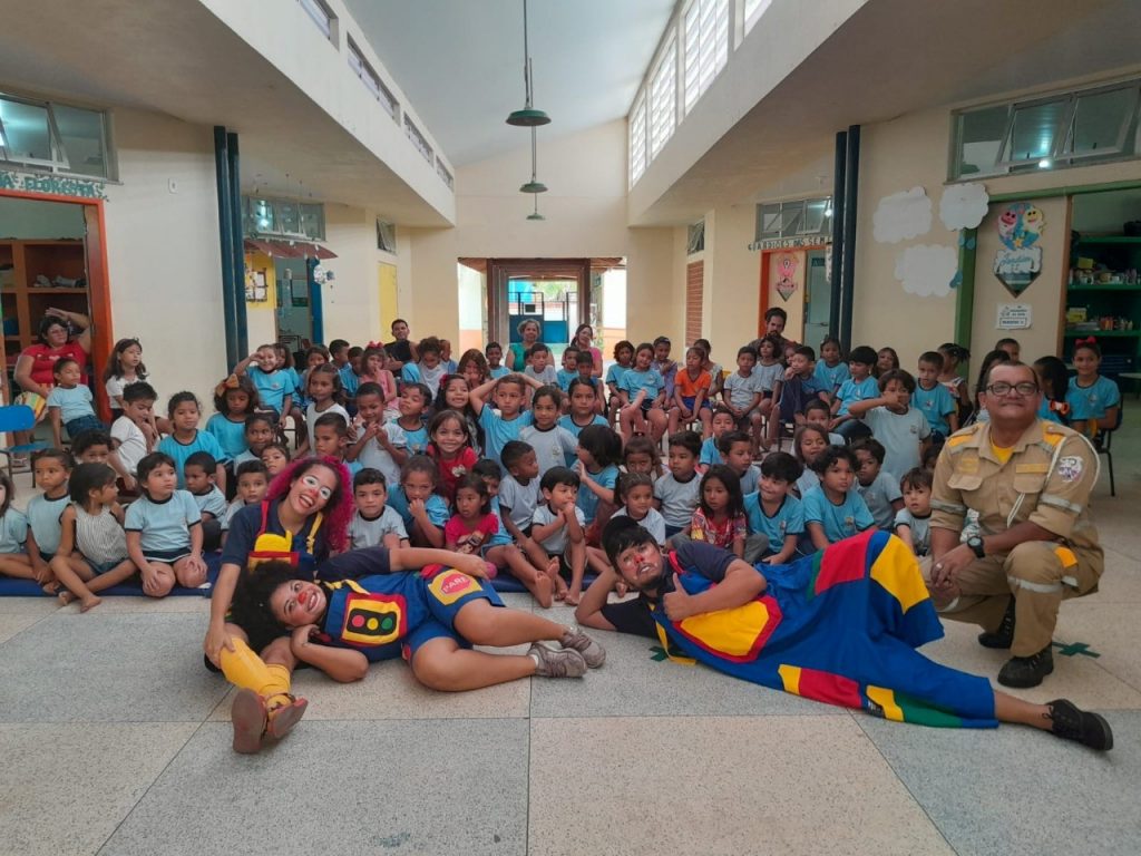 Agentes de educação e arte-educadores da Semob durante ação educativa na Escola Municipal de Educação do Campo Maria Madalena Travassos.