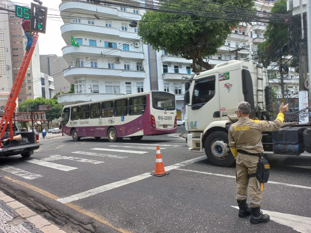 Agentes da Semob na orientação do trânsito para execução de serviço de manutenção após furtos de cabos do semáforo na Gama Abreu com a Presidente Vargas
