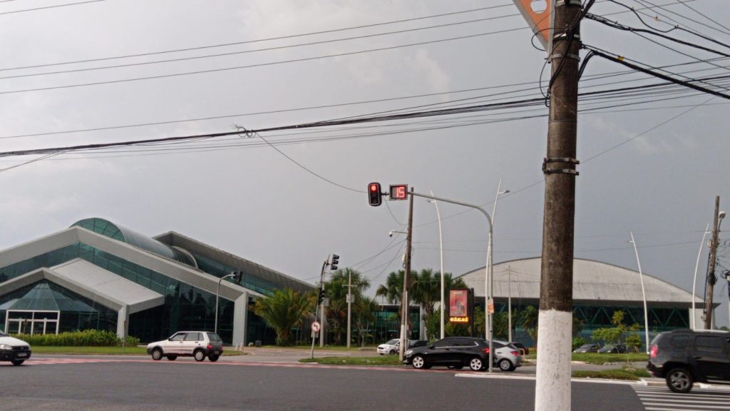 O semáforo da Av. Duque de Caxias com Av. Dr. Freitas esteve apagado devido à falta de energia elétrica.