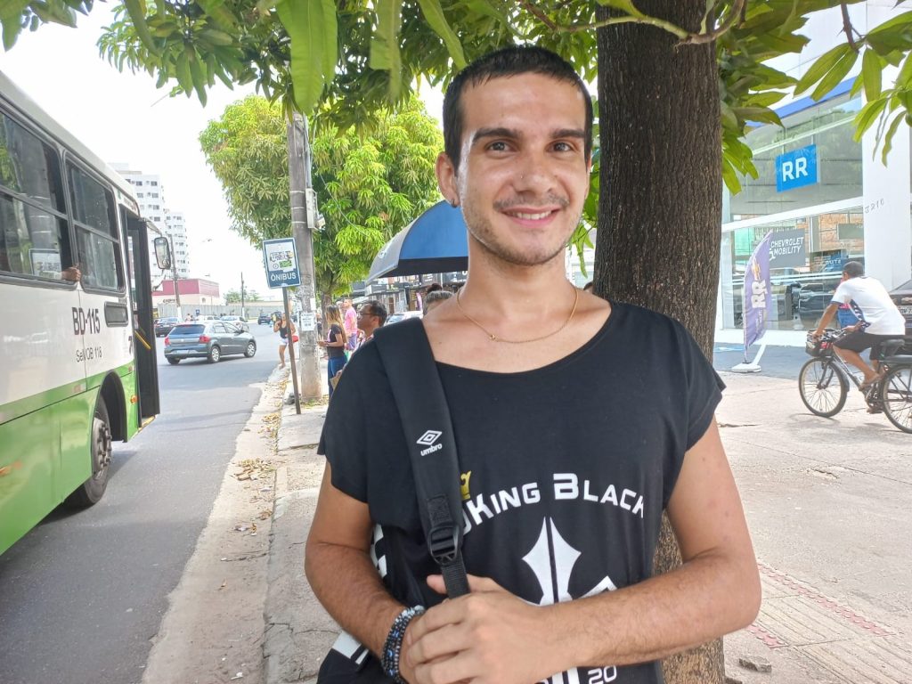 O cabeleireiro Marcos Mangabeira pega duas conduções para chegar no seu local de votação. Vai economizar no transporte no domingo do 2º turno.