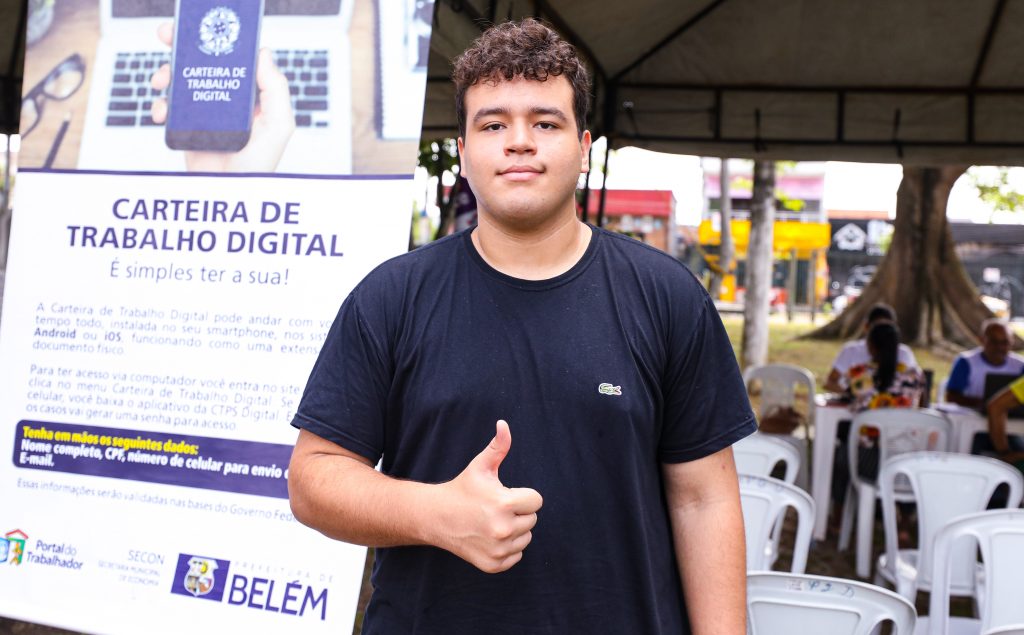 O estudante universitário Lucas Ferreira, de 18 anos, não escondeu o orgulho de ter emitido a sua primeira carteira de trabalho.