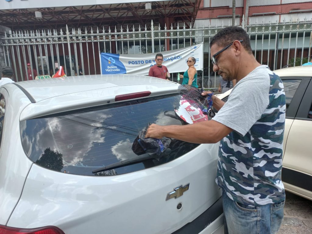 Taxistas flagrados com propaganda eleitoral irregular foram orientados a retirar o adesivo