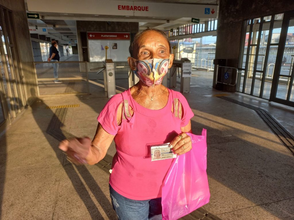 A idosa Maria Olivia Ferreira considera importante votar e foi uma das eleitoras neste domingo, em Belém