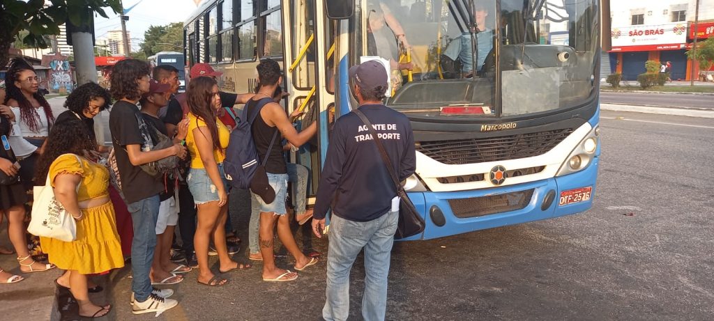 Agentes de transporte da Semob atuam na organização da fila dos ônibus que seguem de Belém para Mosqueiro