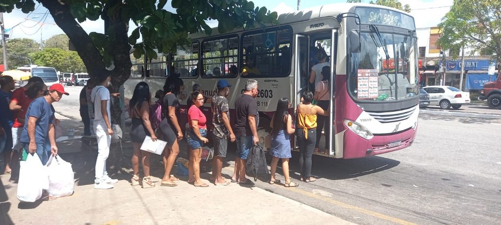 Movimento de pessoas tranquilo no embarque do transporte público que sai da praça Araújo Martins, de Belém, para Mosqueiro