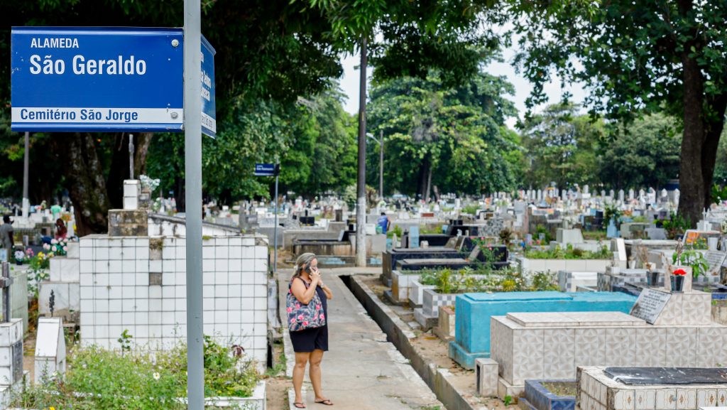 Pelo Decreto nº. 103.439, de 9 de fevereiro de 2022, as atividades dos cemitérios constam na relação de serviços essenciais