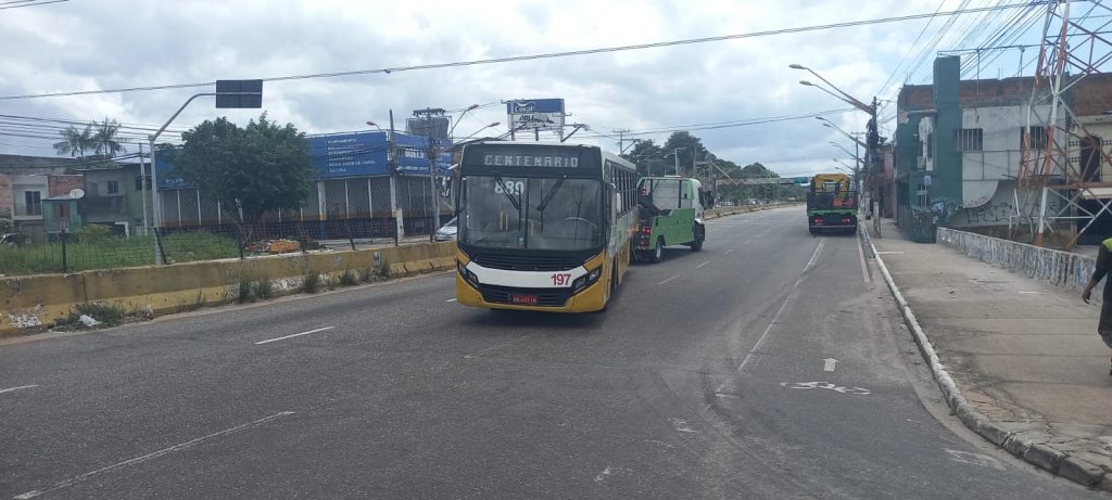 O ônibus que teve o eixo quebrado, na Av. Júlio César, foi retirado do local pelo guincho por volta de 11 horas