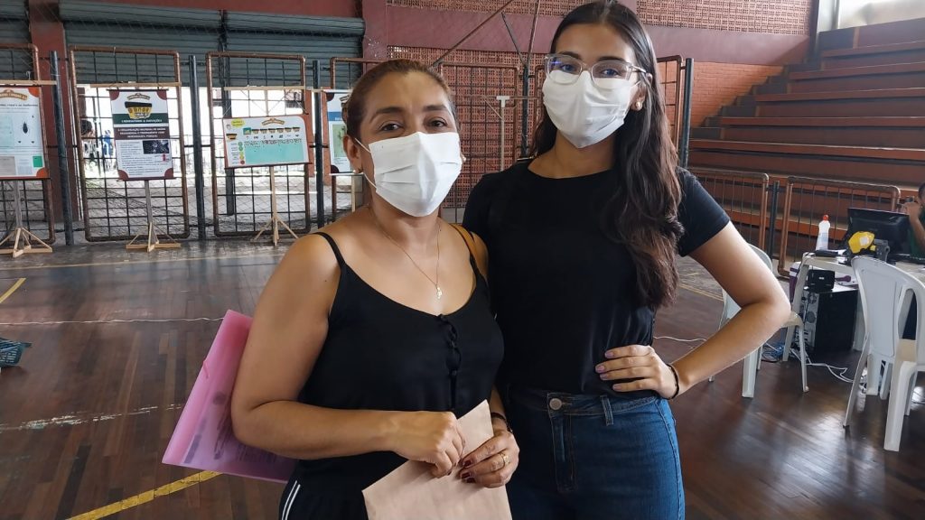 Adriana Cardoso e Beatriz Cardoso, mãe e filha, foram em busca da credencial de estacionamento de idoso e da meia-passagem
