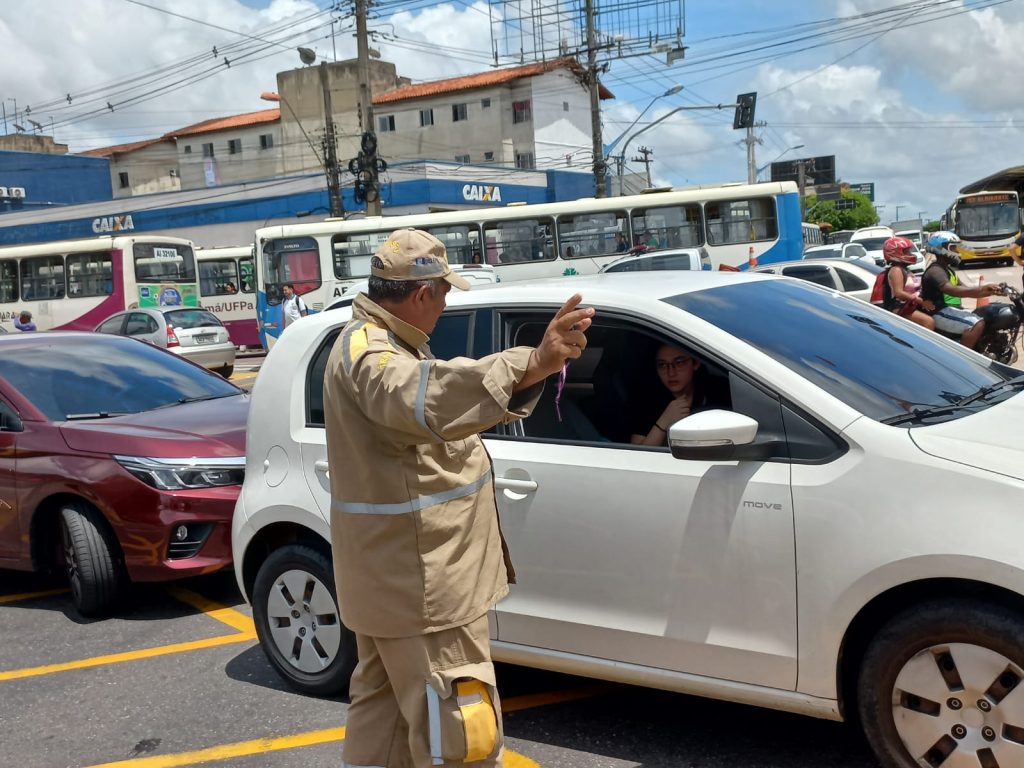 Agentes de trânsito da Semob organizam o tráfego na Almirante Barroso, após avenida ser desobstruída pela força-tarefa