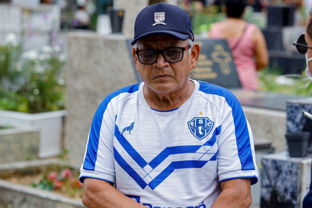 Francisco Barros, aposentado, foi homenagear pessoas que "continuam em meu coração, mas que não vejo mais"