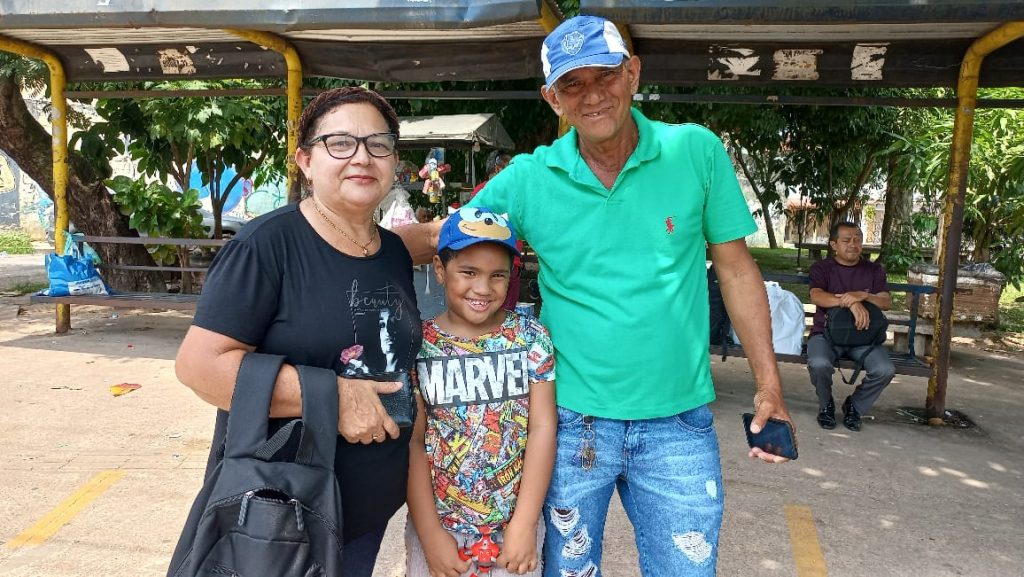 A oferta de ônibus era tanta que o casal Francinete e José Luiz Aragão optou por esperar o próximo ônibus para ir à ilha de Mosqueiro sentado no coletivo