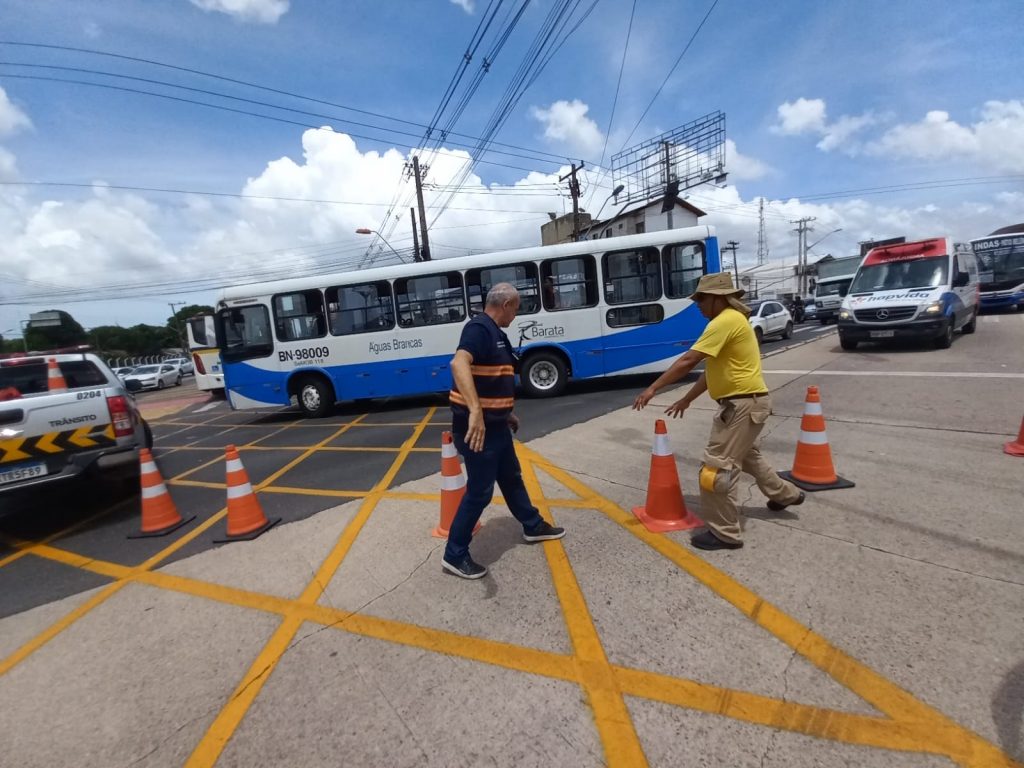 Agentes de transporte da Semob orientam o desvio provisório dos ônibus que trafegam pela Almirante Barroso