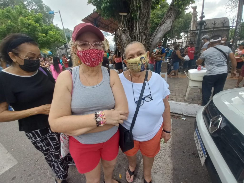 Cristina Faro e Maria do Guadalupe foram caminhando até o cemitério, seguras com a presença dos agentes da Semob