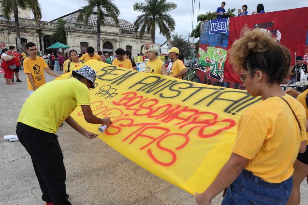 Faixas e palavras de ordem deram a tônica do ato em São Brás: momento histórico em que a democracia precisa ser defendida