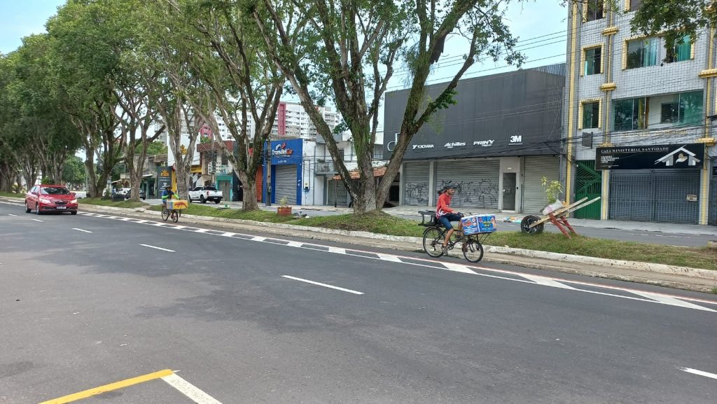 No trecho entre as avenidas Duque de Caxias e Senador Lemos, a ciclofaixa da Dr. Freitas foi revitalizada e recebeu área de segurança.