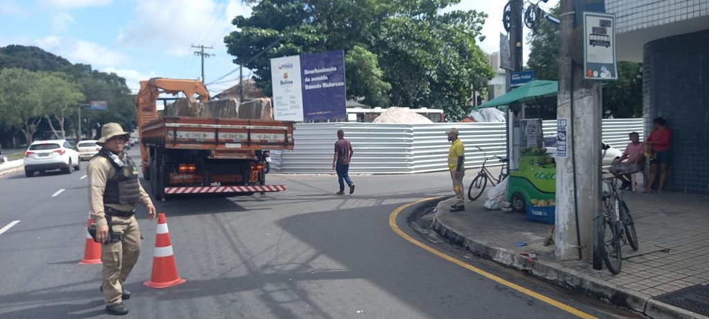 Agentes de trânsito da Semob orientam motoristas sobre os desvios de tráfego de veículo na Rômulo Maiorana para obras de reurbanização da via