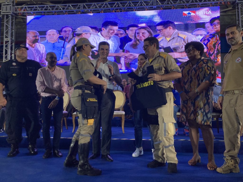 A entrega dos 146 novos coletes de segurança ocorreu no aniversário de Belém, durante a cerimônia de abertura da Usina da Paz do Guamá