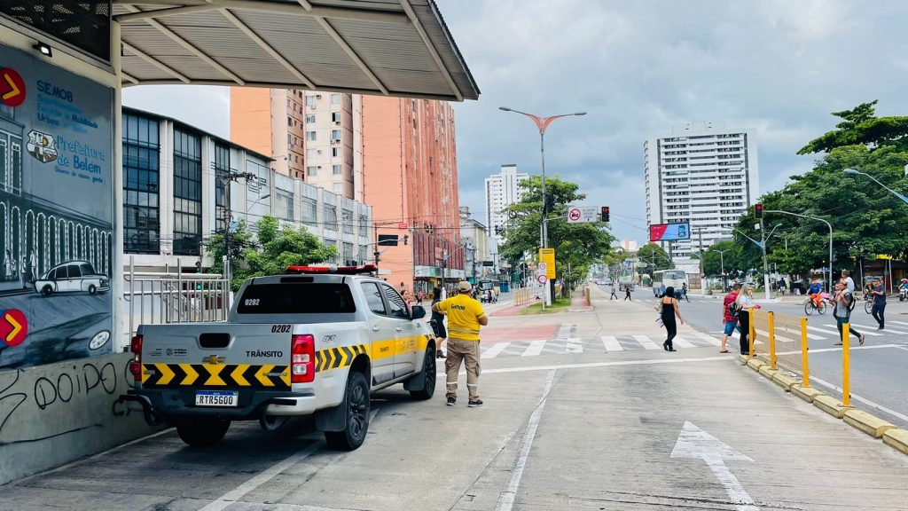 Agentes de trânsito monitoram as avenidas Almirante Barroso e Governador José Malcher, em São Brás