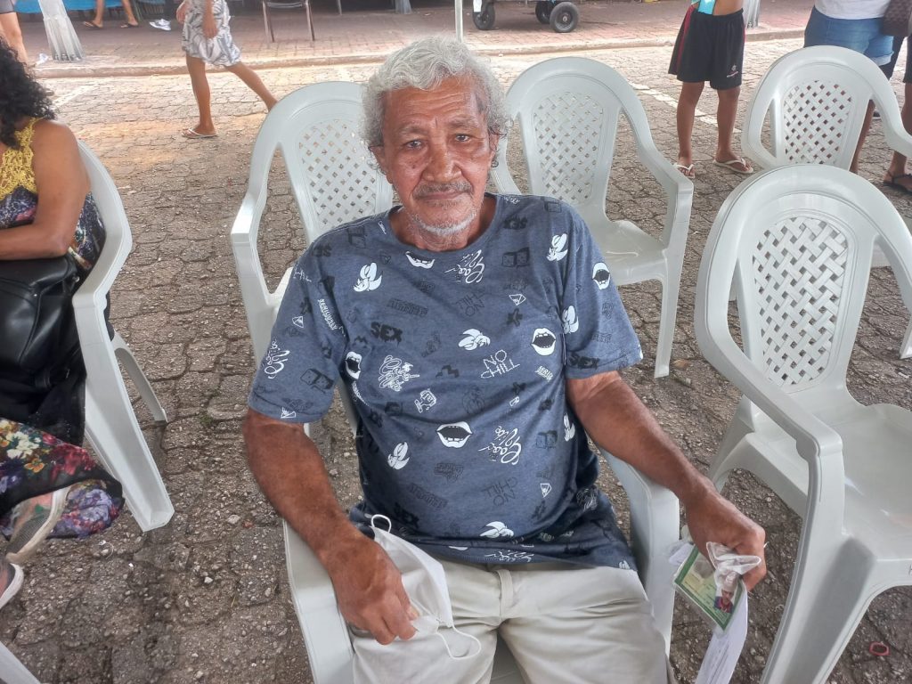 O aposentado Cláudio José dos Prazeres mora na Pedreira, mas, aproveitou a ação no Ver-o-Peso para solicitar a 2ª via do cartão do Idoso