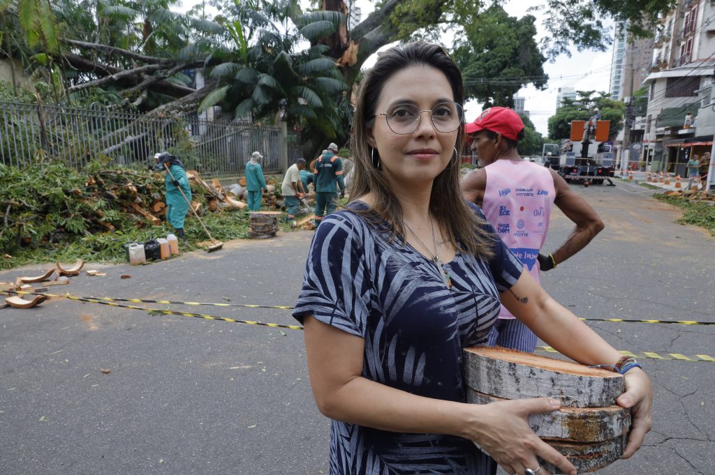 A universitária Roberta Bordallo lamentou saber que a samaumeira centenária será retirada da Praça Santuário e saiu do local levando recordações da árvore.
