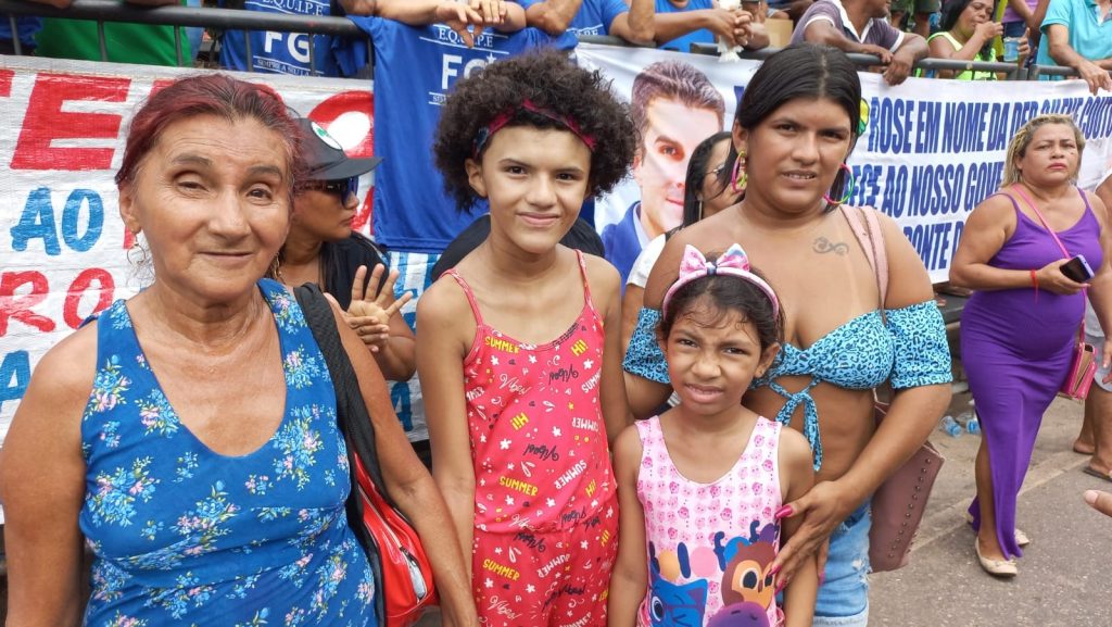 A aposentada Marlene Nascimento aproveitou para comemorar o aniversário da filha na praia
