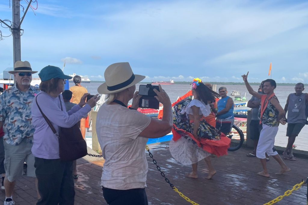 Turistas do cruzeiro que desembarcaram em Icoaraci são recebidos com apresentações folclóricas na orla do distrito