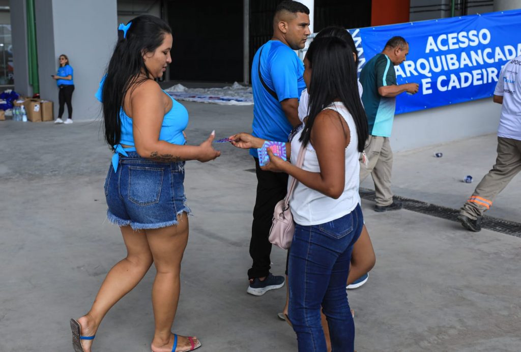 Equipes da Combel fez distribuição de adesivos para os torcedores que estiveram na reinauguração do Mangueirão