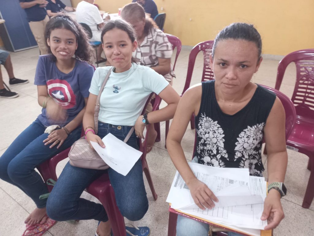 A dona de casa Valdeila Mayara Sousa da Silva aproveitou o sábado e a proximidade de casa para solicitar a meia-passagem das filhas.