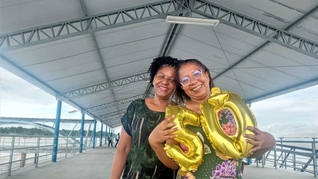As amigas Lais e Lindinalva Pires aproveitaram a visita ao terminal para registrar momento de alegria e felicidade.