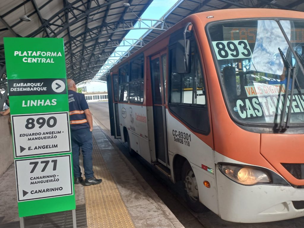 Para garantir o cumprimento dos horários, agentes de trânsito fiscalizam as saídas no terminal de linha, localizado na rua principal do conjunto, e na integração no Terminal Mangueirão.