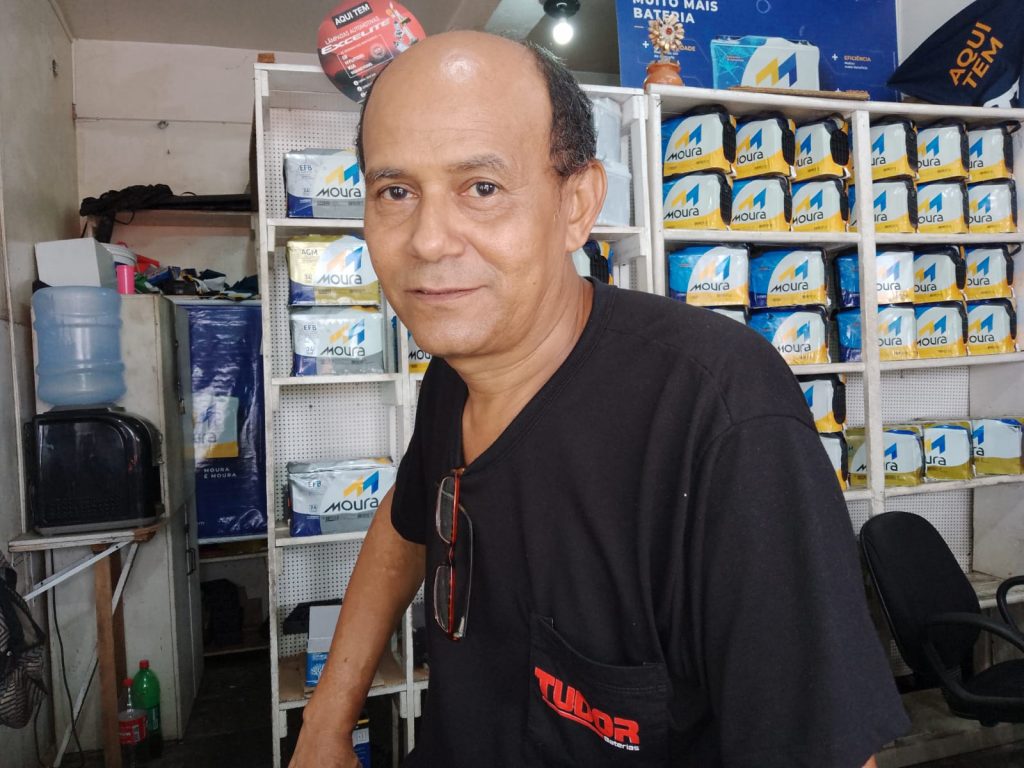 Comerciante Clarindo Cardoso aguarda a conclusão da obra e diz que os serviços atrapalham seu negócio, mas ele sabe que vai melhorar quando a avenida estiver pronta