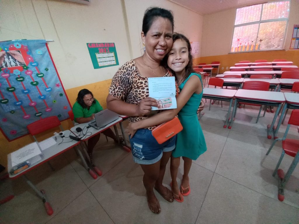 Eliana Silva e a filha Evellyn: "Precisamos desses serviços aqui em Outeiro. Nem sempre temos dinheiro para deslocamentos", comentou sobre a ação deste sábado