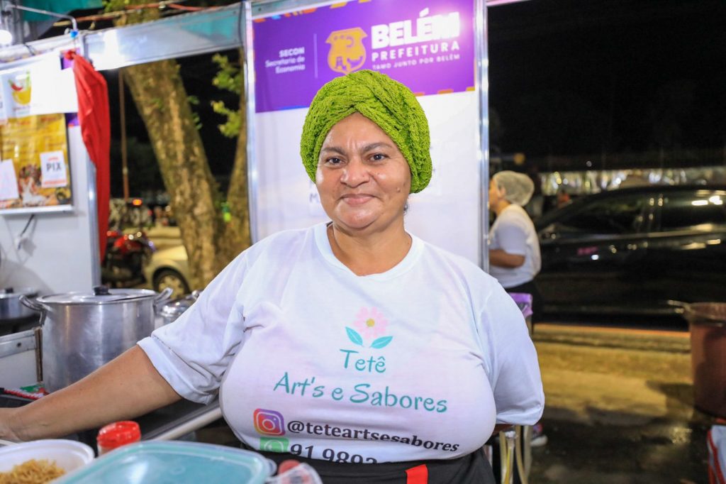 Terezinha Oliva estava satisfeita com as vendas de comidas na abertura do concurso de quadrilhas