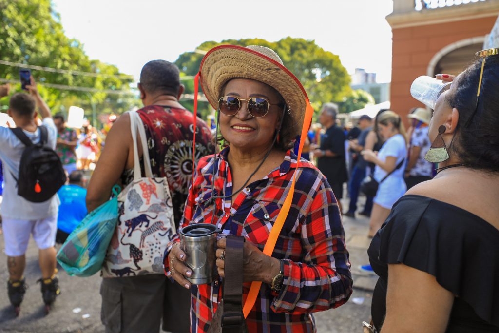 A aposentada Edilena Barbosa, 67 anos, mora em Ananindeua e que acorda cedo para participar do Arrastão do Pavulagem, no centro de Belém.