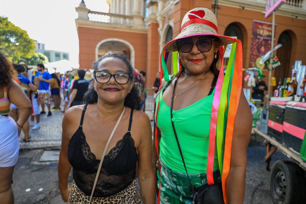 As amigas Anésia Avelar, 50 anos, e Maria de Lourdes Pamplona, 60 anos, aguardavam  a saída do cortejo, dançando e cantando.
